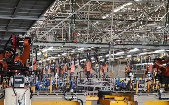 未來|智能工廠是用人還是焊接機器人?