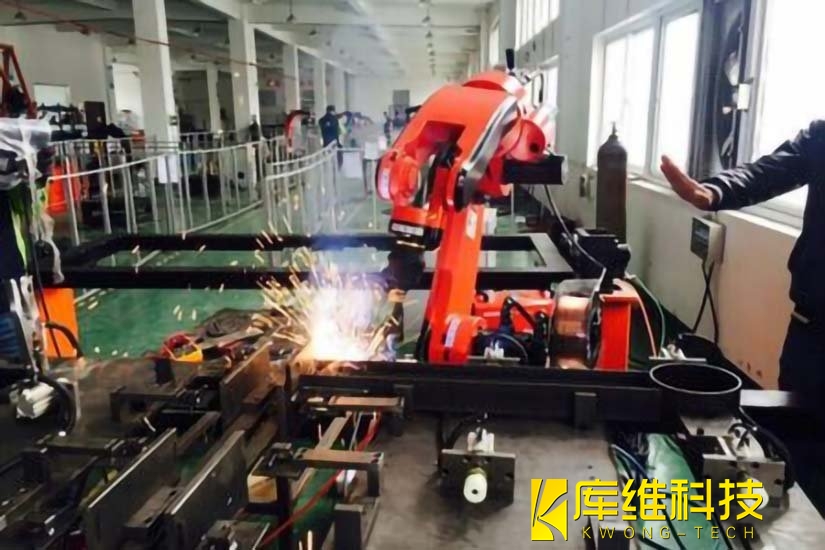 焊接<a href='http://www.ylblube.com' target='_blank'><u>機器人工作站</u></a>